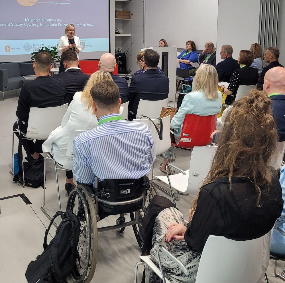 Uczestnicy konferencji "Różnorodność jako strategia biznesowa – osoby z niepełnosprawnościami w zespołach pracowniczych".