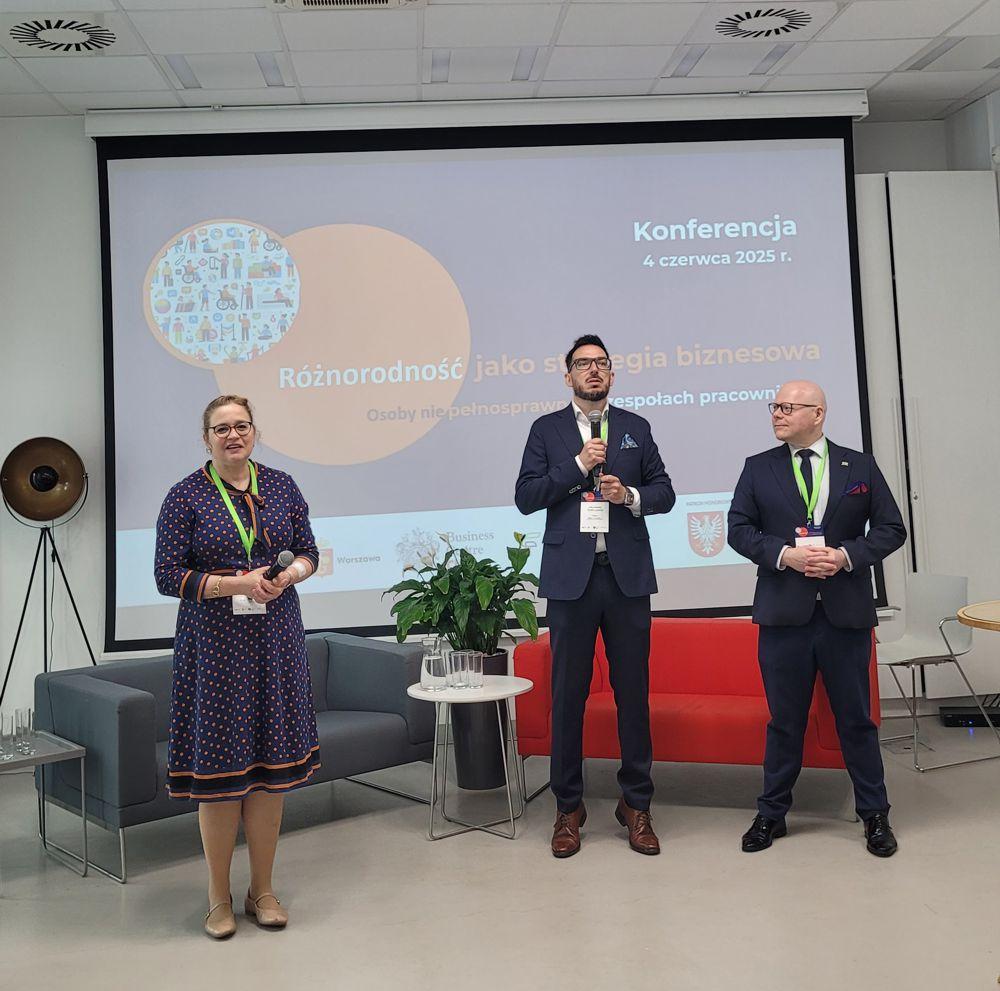 Przedstawiciele  Urzędu Pracy m.st. Warszawy, Feel Comfort, Business Centre Club podczas konferencji "Różnorodność jako strategia biznesowa – osoby z niepełnosprawnościami w zespołach pracowniczych