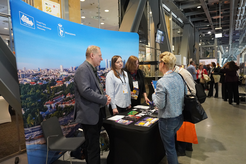 Pracownicy Urzędu Pracy m.st. Warszawy stojący na stoisku podczas Expo HR.